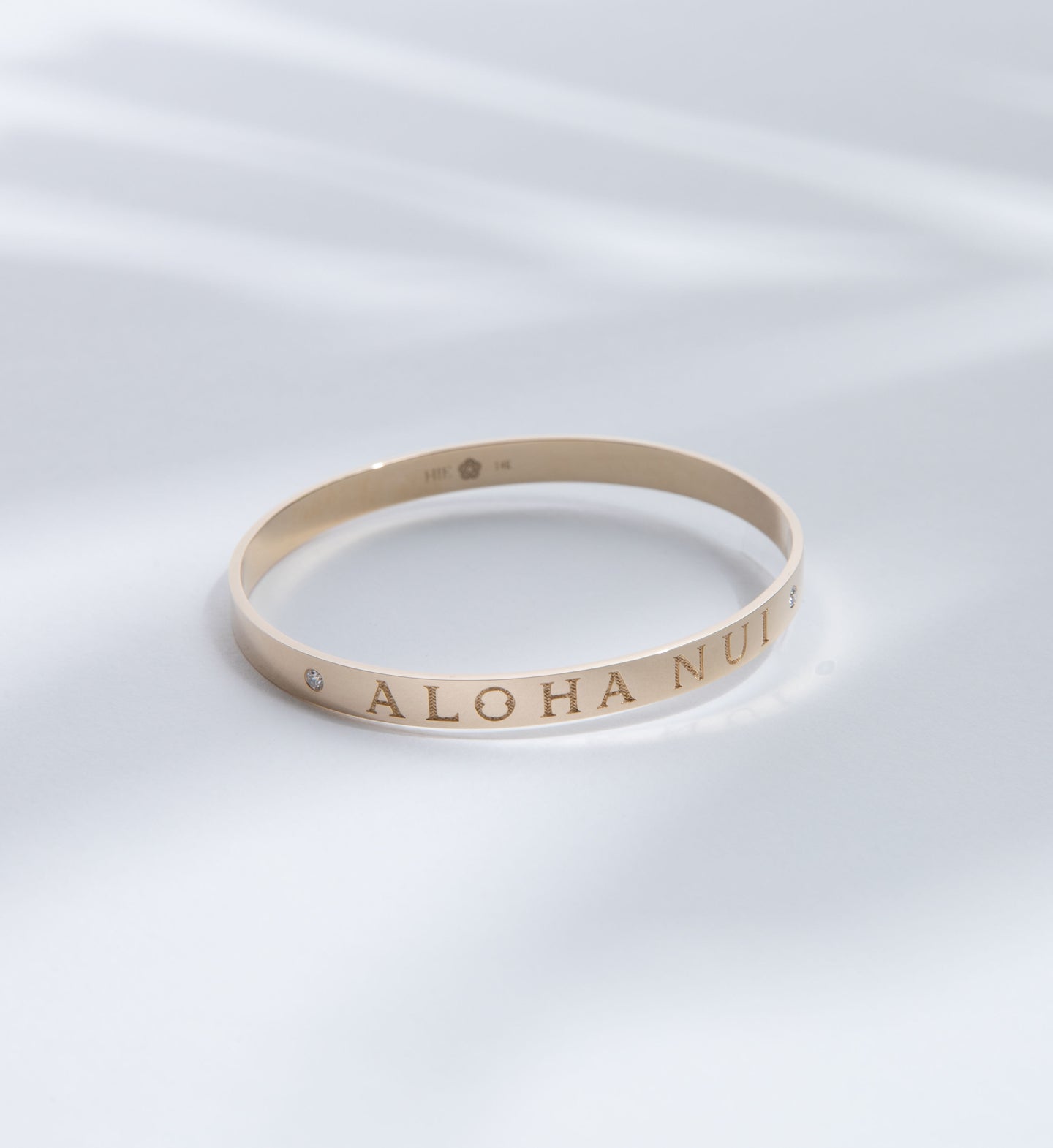 Hie Aloha Nui bangle bracelet in gold with subtle palm leaf shadow