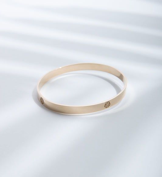 Hie Signature bangle bracelet in gold with logo engraving