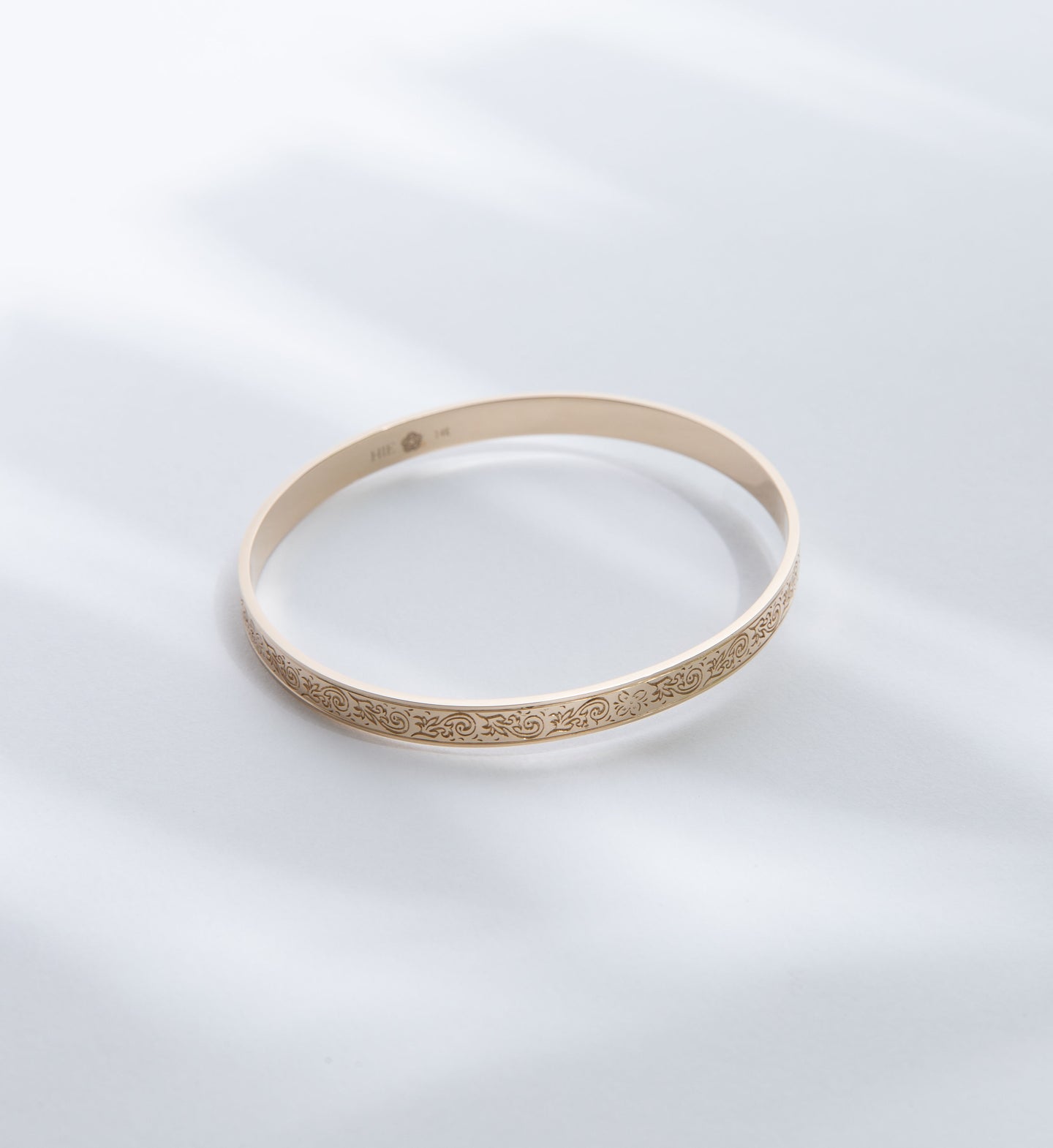Hie Uluhe gold bangle bracelet with detailed engraving