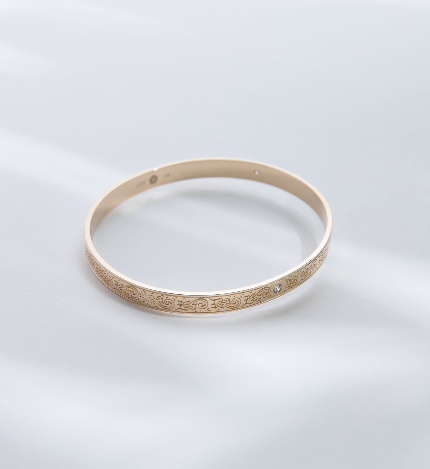 Hie Uluhe gold bangle bracelet with detailed engraving and diamonds